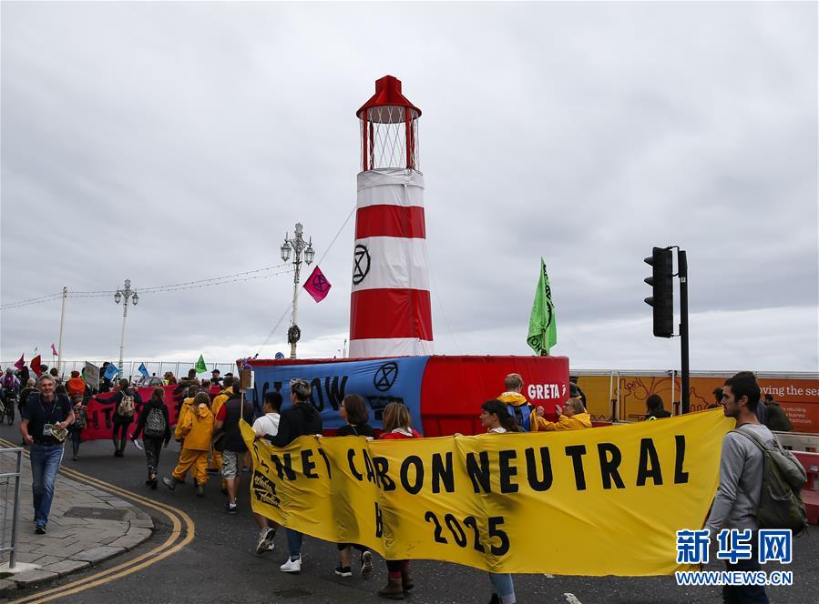 新华网@英国布莱顿举行气候变化游行