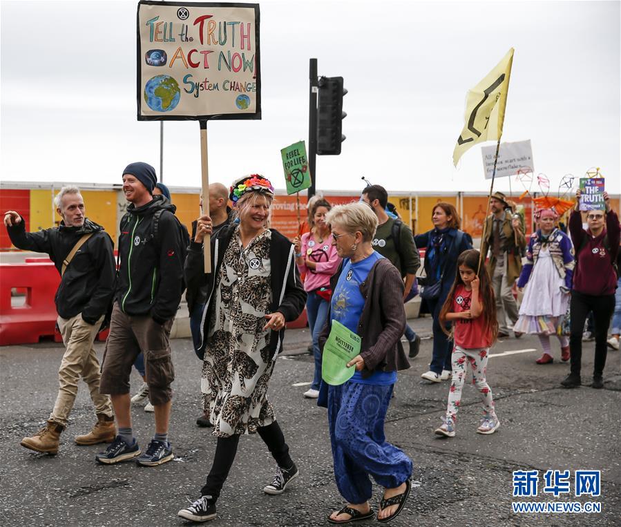 新华网@英国布莱顿举行气候变化游行