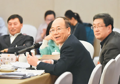 守住底线:防范化解重大风险(两会进行时)