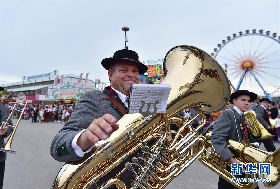 新华网：慕尼黑啤酒节举办盛装游行活动