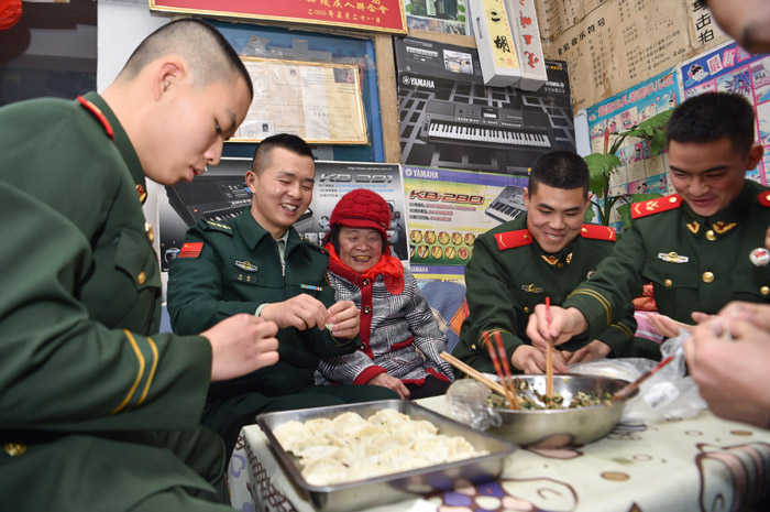 照顾偏瘫老人，他们爱心接力28年