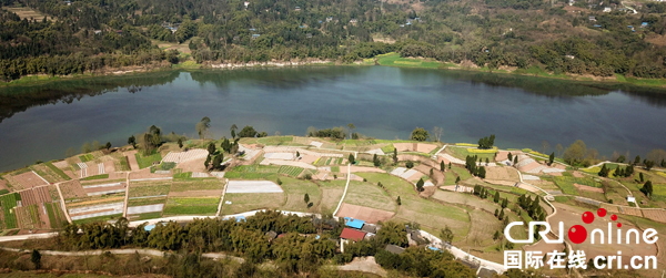 图片默认标题_fororder_3月8日，在四川省华蓥市明月镇竹河村拍摄的利用紧邻渠江的荒滩地发展起来的无污染蔬菜种植基地。3