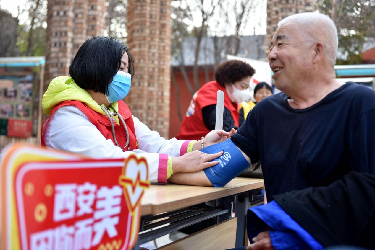 践行雷锋精神 擦亮志愿服务底色 西安国际港务区“3·5”学雷锋文明实践活动走进于新村_fororder_图片3