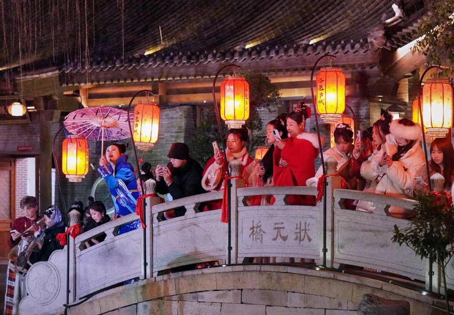 Traditional Chinese culture stimulates cultural tourism in Luoyang