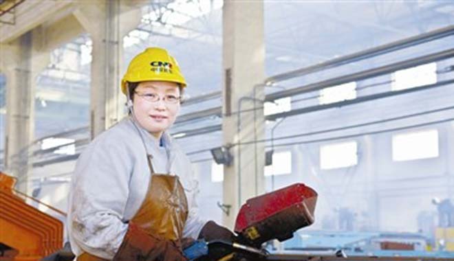 奋勇争先女焊将:用焊枪雕出“完美艺术品”