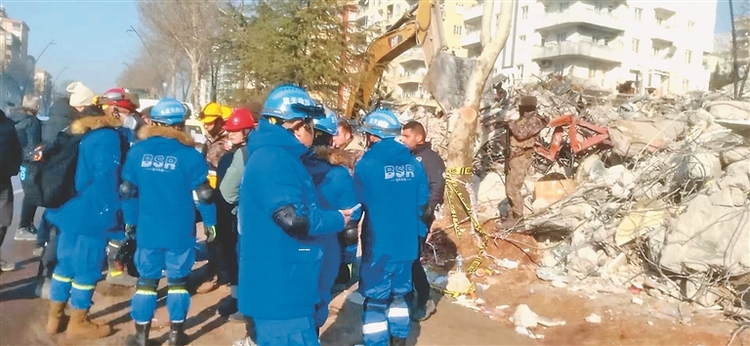 黑龙江蓝天救援队9名队员抵达土耳其开展搜救