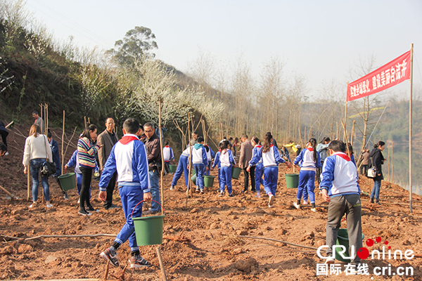 图片默认标题_fororder_荣边镇中心校学生为树苗浇水（摄影-杨梦婧）