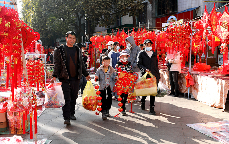 “镜头下的大凉山”:凉山的浓浓年味儿_fororder_1月16日,盐源县城,市民购买年货,喜气洋洋。周国洪摄