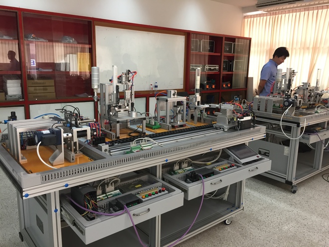 图片默认标题 图片默认标题_fororder_4、泰国大城技术学院“鲁班工坊”自动化技术教学区,教学设备全部由中方提供