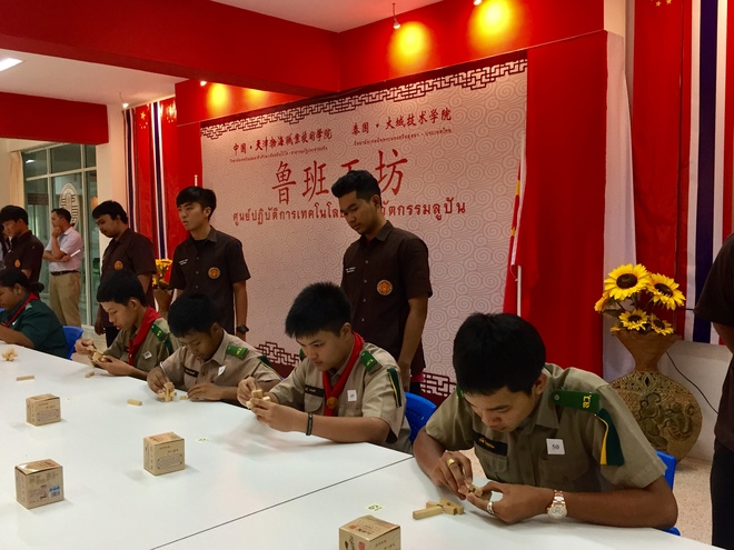 图片默认标题 图片默认标题_fororder_7、泰国“鲁班工坊”举办“鲁班锁”拆装比赛,中国工匠精神在海外发扬光大