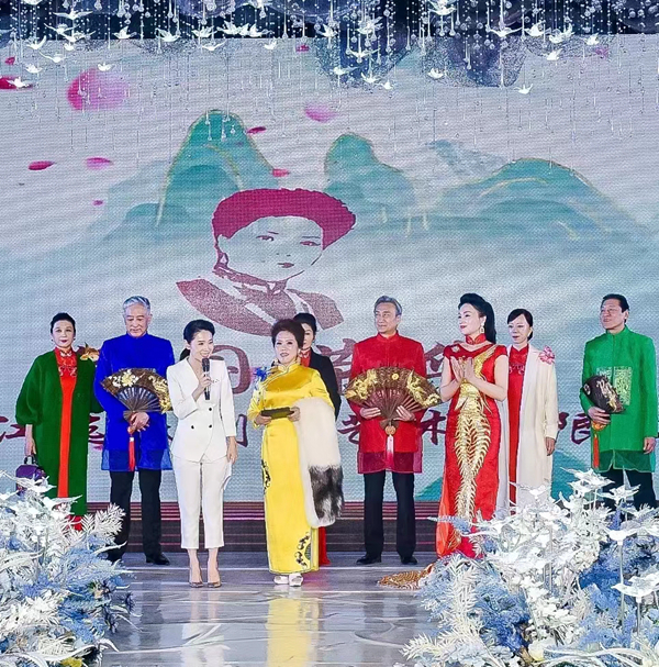 江选民率“绣国荣华”的佳丽们共庆“三八妇女节” 江选民率“绣国荣华”的佳丽们共庆“三八妇女节”