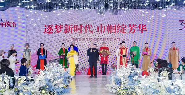 江选民率“绣国荣华”的佳丽们共庆“三八妇女节” 江选民率“绣国荣华”的佳丽们共庆“三八妇女节”