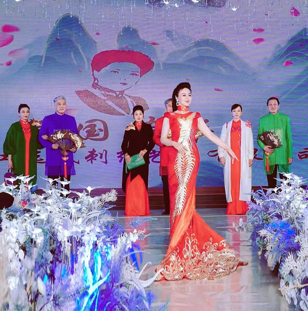 江选民率“绣国荣华”的佳丽们共庆“三八妇女节” 江选民率“绣国荣华”的佳丽们共庆“三八妇女节”