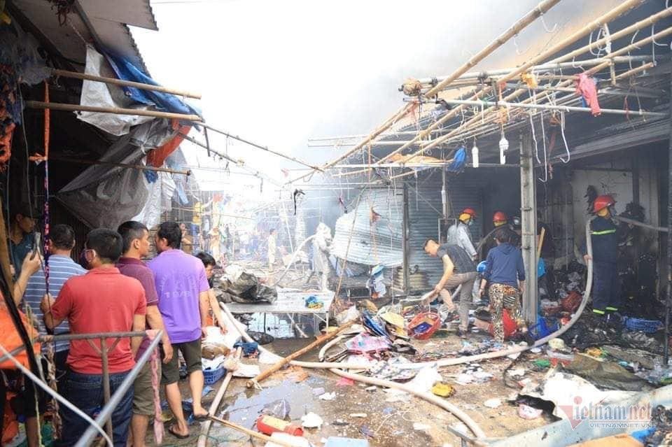 越南河内东英县一市场发生火灾 约1000平方米铺面烧毁