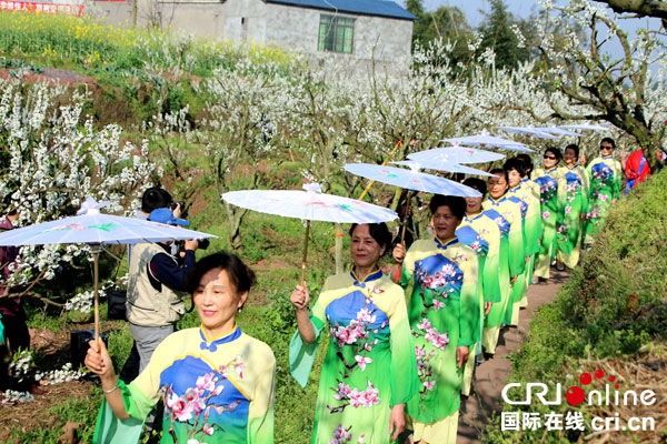 图片默认标题_fororder_旗袍走秀--何芳摄