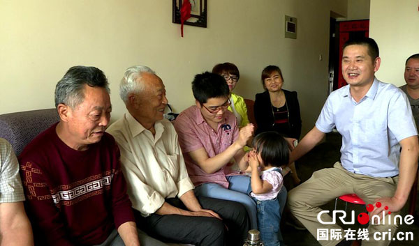 图片默认标题_fororder_支部书记走访居民