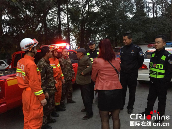 图片默认标题_fororder_消防人员和民警询问老人情况（摄影：王卫东）