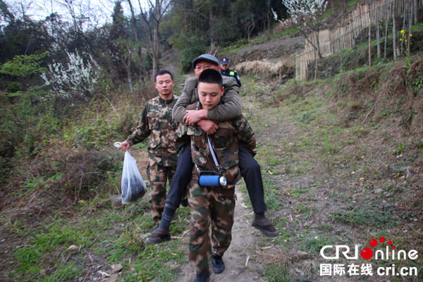 图片默认标题_fororder_消防人员背老人下山（摄影：王卫东）