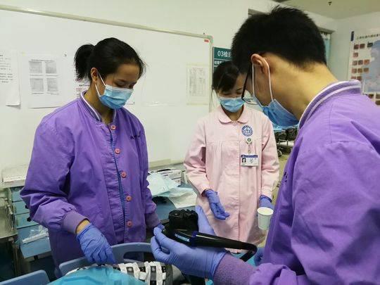 老人吃两碗水煮小鲫鱼 一周后发现100根刺扎直肠