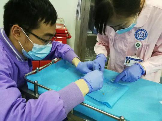 老人吃两碗水煮小鲫鱼 一周后发现100根刺扎直肠