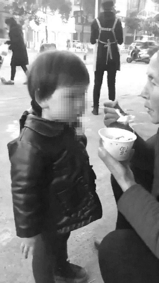 2岁女童与亲人走散 小餐馆店主收留喂饭爆红网络