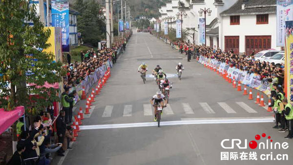 图片默认标题_fororder_争夺第一（摄影杨明）