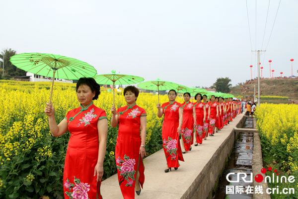 图片默认标题_fororder_旗袍走秀--（摄影-何芳）