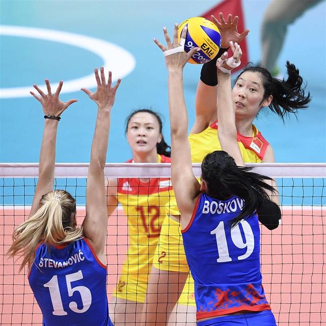 年里约奥运会女子排球决赛中,中国队以3比1战胜塞尔维亚队,夺得冠军