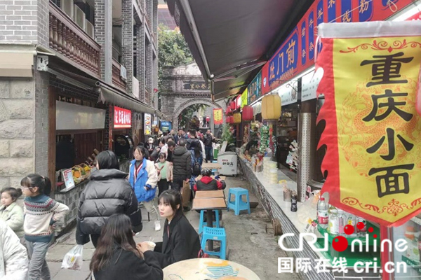 【走进区域看发展】重庆网红打卡地龙门浩老街:一砖一瓦蕴含重庆人文记忆_fororder_图片4