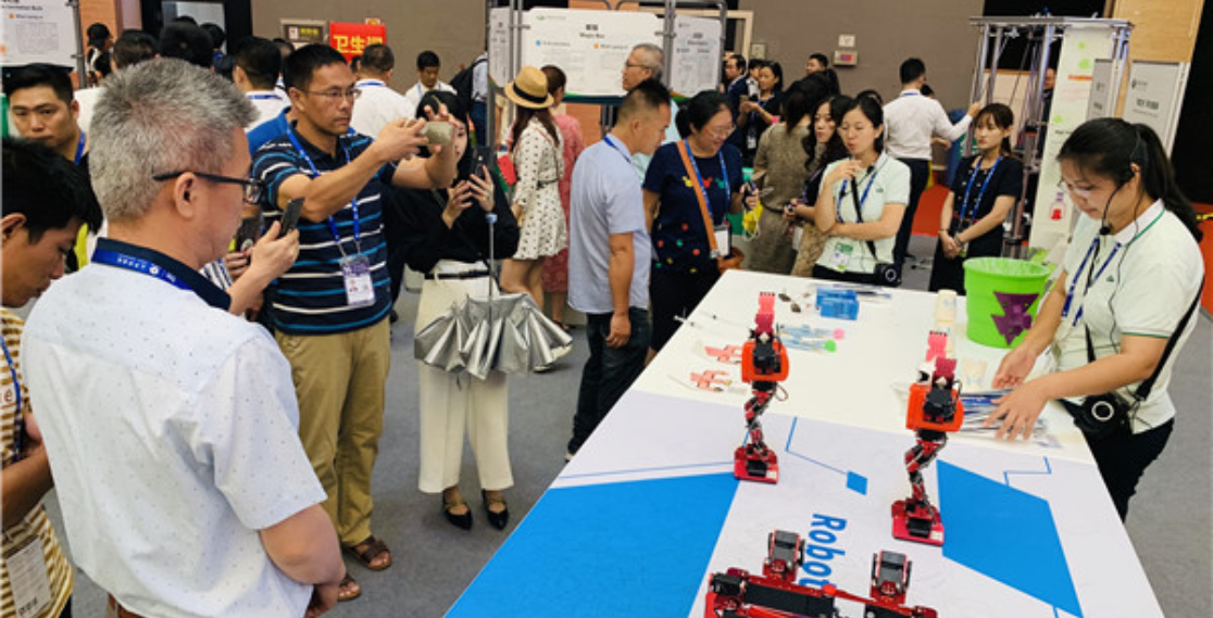 【多图、分页】第16届中国—东盟博览会先进技术展举办  434项先进技术成果参展