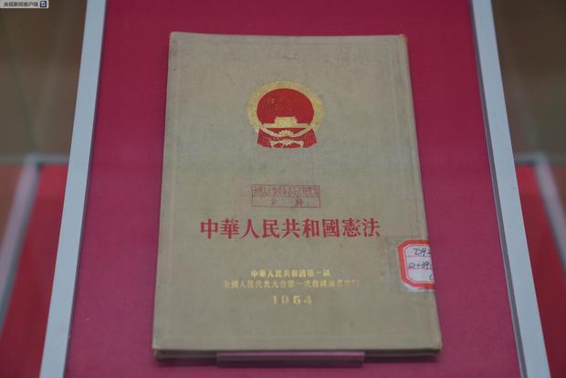 时政新闻眼丨习近平参观这条新中国70年“时光隧道”，先睹为快！