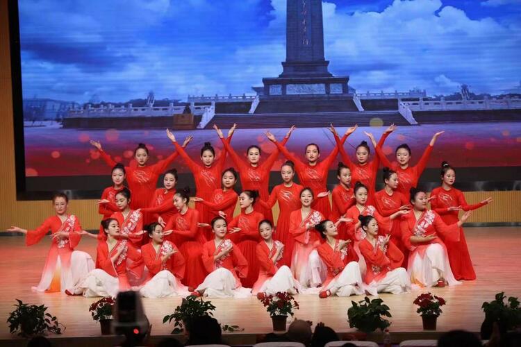 (转发)西安高新区总工会慰问演出到一线