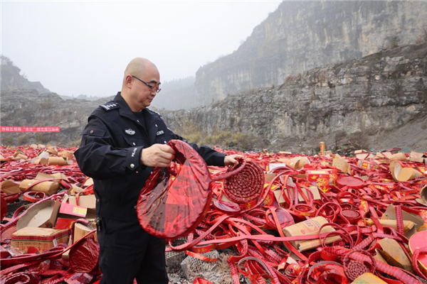 重庆涪陵集中销毁非法烟花爆竹1.6万余件_fororder_图片1