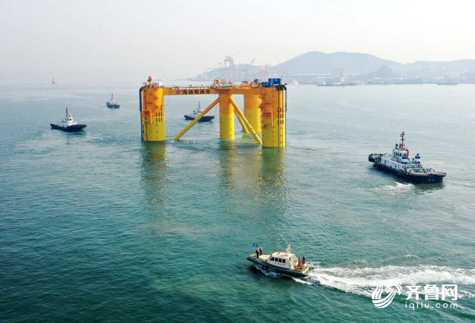 我国首座深远海浮式风电平台“海油观澜号”从青岛启运