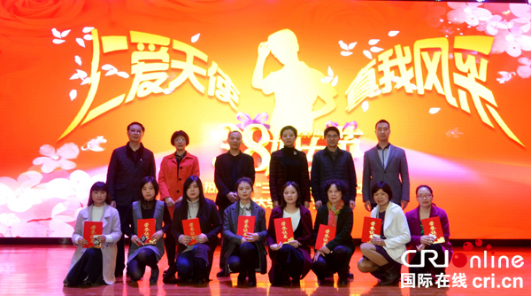 图片默认标题_fororder_出席活动领导与获奖的“仁爱天使”合影