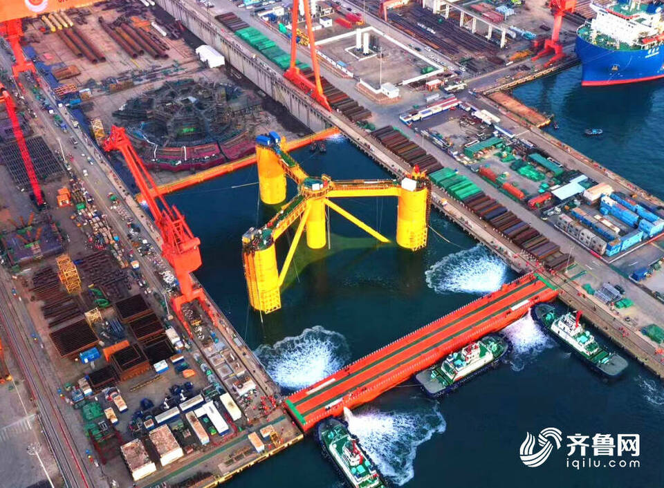 我国首座深远海浮式风电平台“海油观澜号”从青岛启运