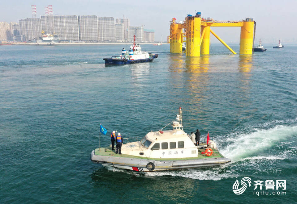 我国首座深远海浮式风电平台“海油观澜号”从青岛启运