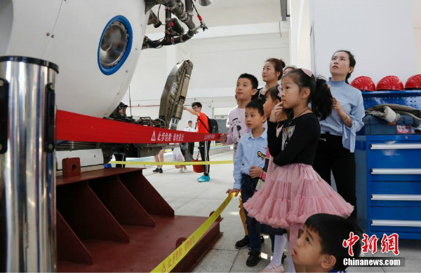 จีนเปิดตัวเรือดำน้ำบรรทุกมนุษย์ที่คิดค้นขึ้นเองให้สาธารณชนเข้าชมครั้งแรก