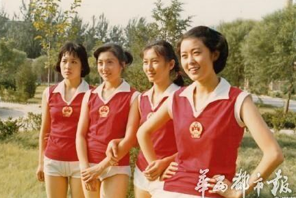 Ni Ping sun 30 years ago to play for the women's volleyball team Lang Ping point Like old photos