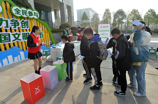 简阳“学雷锋”志愿服务集市开市 奏响文明城市创建“多重奏”_fororder_活动现场-供图-简阳市委宣传部(1)