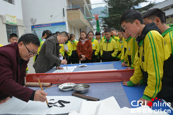 图片默认标题_fororder_书法家们为学生指导、示范书画技巧