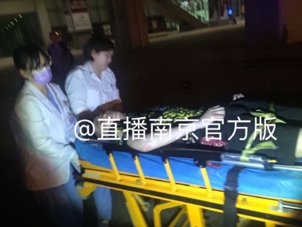 成员张云雷(本名张磊)22日凌晨4点自车站2楼坠下,坠落后后头部出血