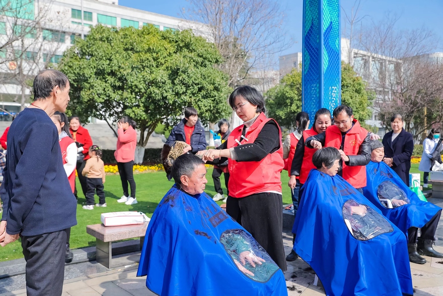 Hangzhou Tonglu Holds the March 5 Remembrance Day of Learning from Lei Feng and Launch Ceremony for 'Contributing to Cultural-Ethical Progress and Welcoming Asian Games through Volunteering'_fororder_桐庐2