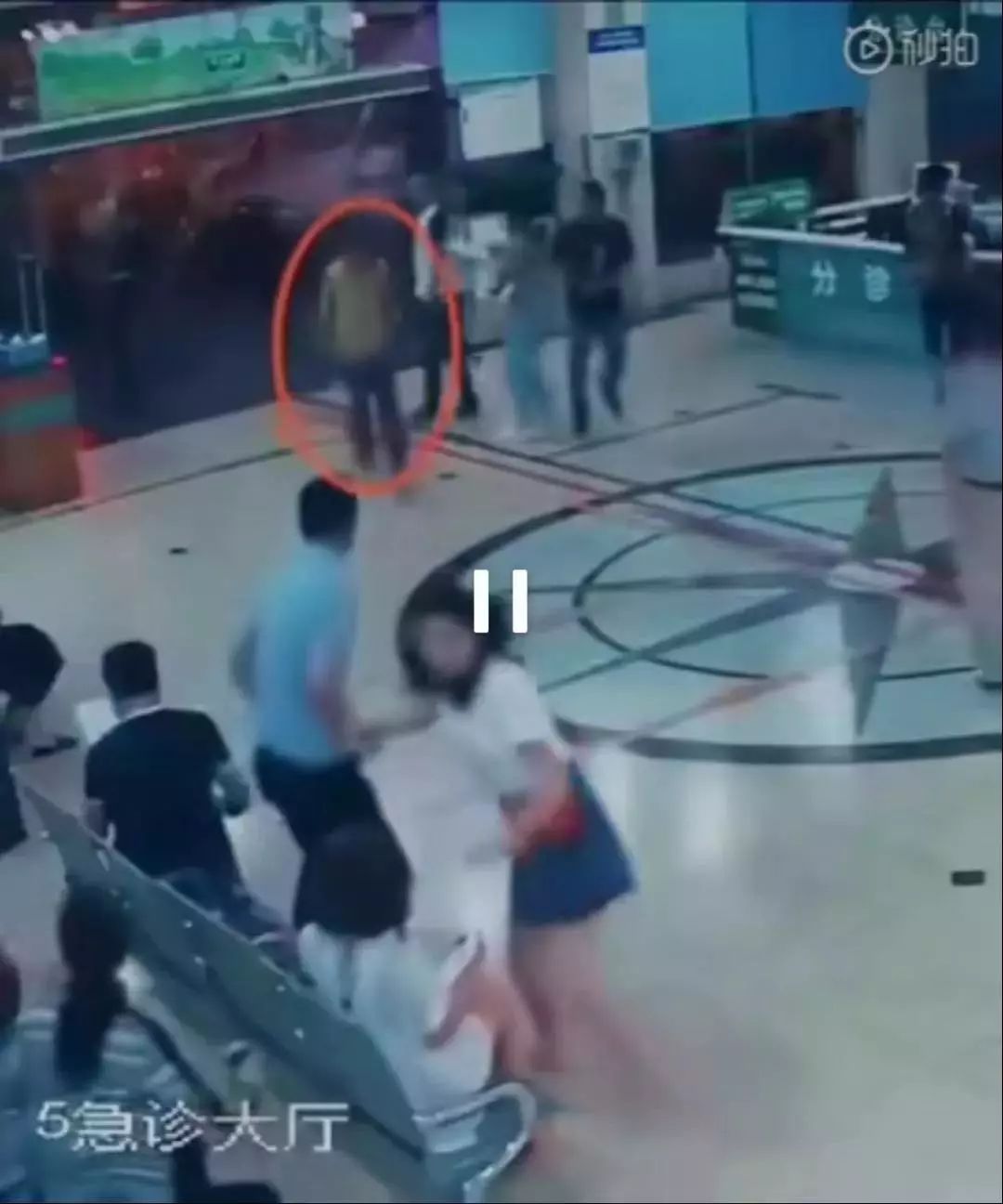 「人民日报」出门旅游遇车祸，“硬核”大爷一声吼连救12人