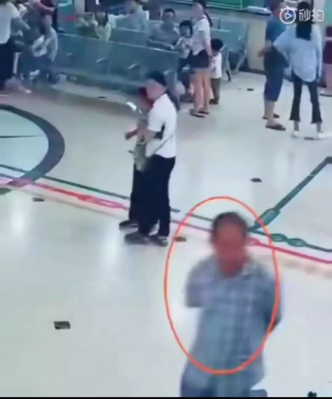 「人民日报」出门旅游遇车祸，“硬核”大爷一声吼连救12人