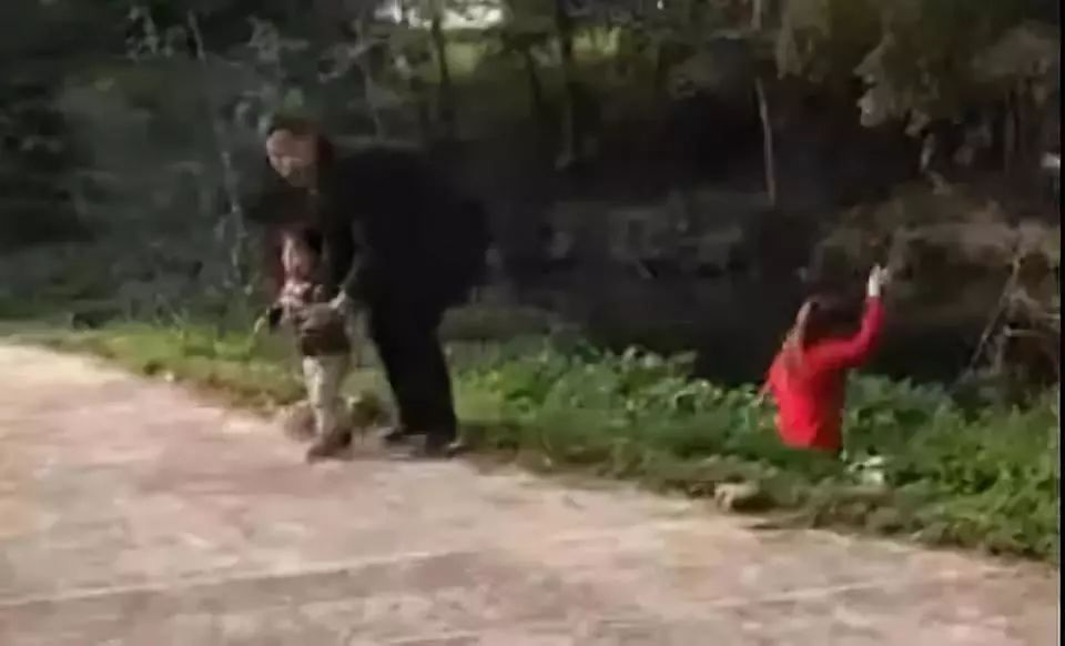 「人民日报」出门旅游遇车祸，“硬核”大爷一声吼连救12人