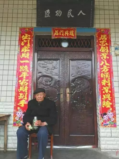 「人民日报」出门旅游遇车祸，“硬核”大爷一声吼连救12人