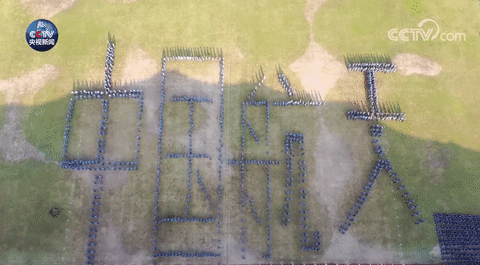 央视新闻■花式“笔芯”！00后这波表白操作太6了！