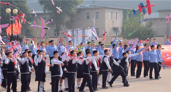 沈阳市航空实验小学师生走进沈飞航空博览园