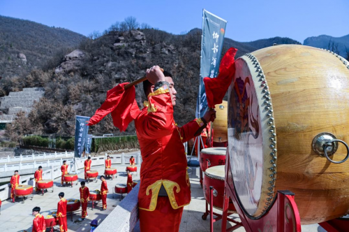 河南仙门山仰韶古村80面大鼓齐响唤春 精彩演绎重现传统文化 河南仙门山仰韶古村80面大鼓齐响唤春 精彩演绎重现传统文化